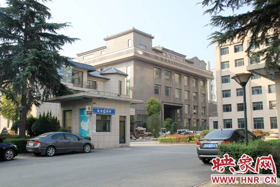 據(jù)這座建筑的一名工作人員稱(chēng)，整座建筑為海龍集團(tuán)所有，房屋建成之后用作公司紅木家具展示。