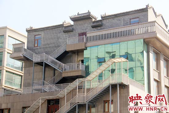 這座建筑的背面，已建好步梯。