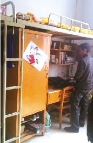 家人拍攝的孫慧博宿舍高低床照片。