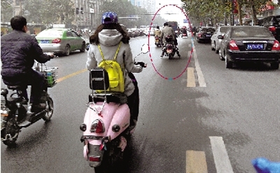 女摩的司機(jī)騎得飛快，闖了3次紅燈