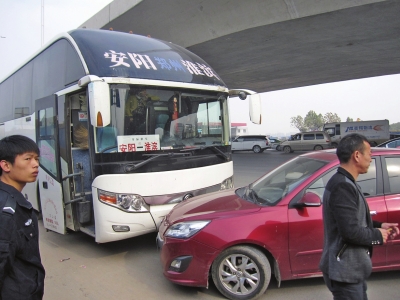 安陽(yáng)牌照的大巴遭堵截