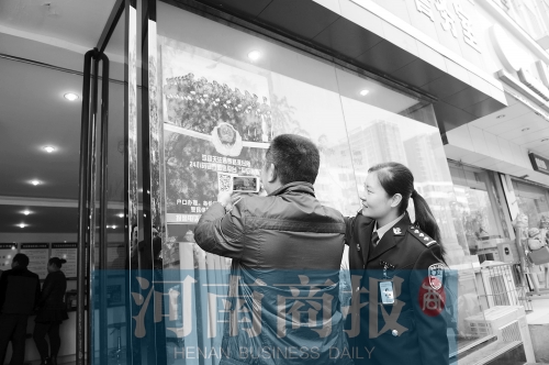 市民正在掃描二維碼，加關(guān)注