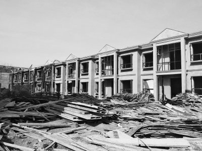 別墅群現(xiàn)場(chǎng)，工人正在施工，部分建筑已經(jīng)封頂。