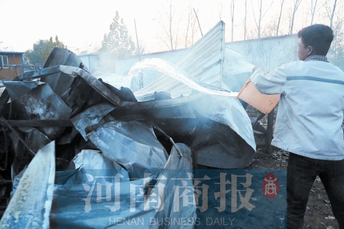 還有零星的火苗沒滅，有人在拿水澆