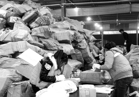 “雙十一”過(guò)后快遞業(yè)迎來(lái)投遞高峰，鄭州一家快遞公司網(wǎng)點(diǎn)內(nèi)，快遞堆積如山，分揀員24小時(shí)不間斷工作