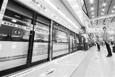 地鐵站內(nèi)電梯、車門處均貼有安全提示標(biāo)識(shí)。