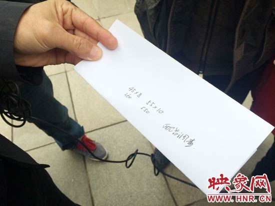 經(jīng)過初步測(cè)量，河南省人民會(huì)堂主樓的違法廣告牌面積為910平米。