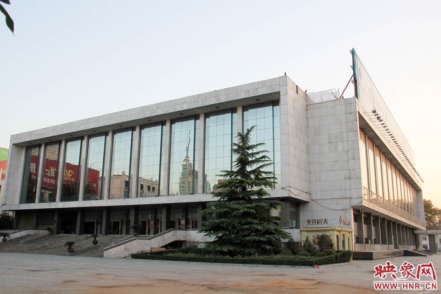 省人民會(huì)堂樓頂西側(cè)的廣告牌已經(jīng)全部拆除完畢，現(xiàn)場的施工人員和機(jī)械設(shè)備已經(jīng)全部撤離。