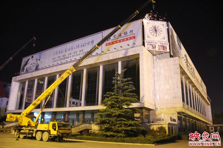 21點(diǎn)50分，切割機(jī)開始對(duì)中間最小的一塊牌進(jìn)行切割。頂著“呼呼”的寒風(fēng)，巨大廣告牌上火花四濺。