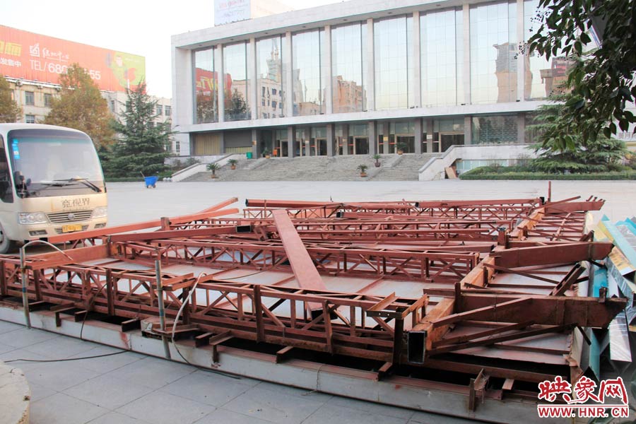 受天氣影響，拆除工作暫時(shí)中止。