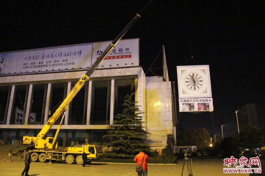 23點(diǎn)左右，位于樓頂東南角的第一塊牌被卸掉。