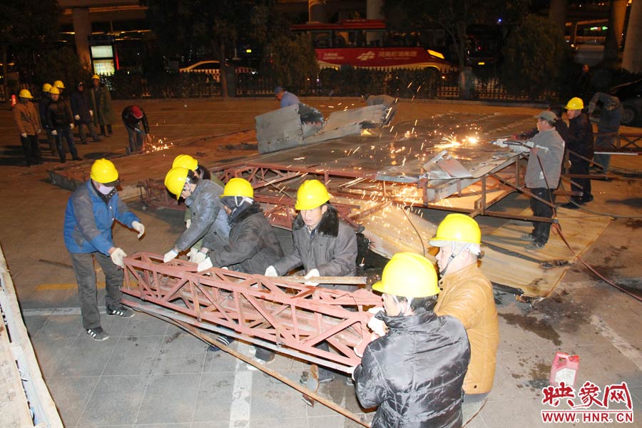 工人們揮動(dòng)鐵錘，加快拆除進(jìn)度。