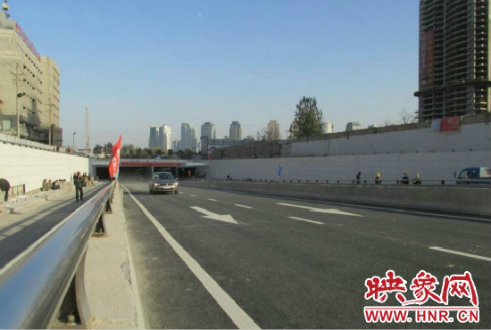 紅專路下穿中州大道隧道工程西起紅專路與姚寨路交叉口，東至紅專路與龍湖外環(huán)路交叉口。