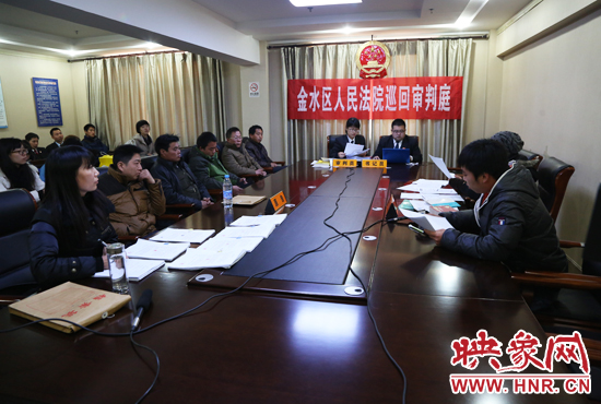 12月2日上午9點，鄭州市金水區(qū)法院將法庭搬到了經(jīng)八路辦事處，并案審理了這6起勞務(wù)糾紛案件。