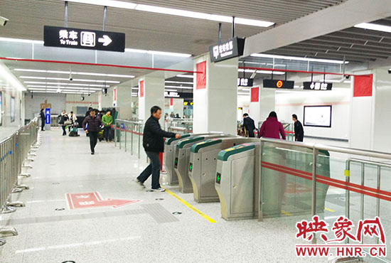 進(jìn)站處也沒有工作人員。