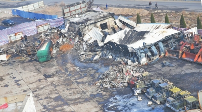 事故汽車站內(nèi),不少車輛被燒得面目全非。