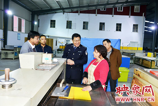 政委陳兆甲深入企業(yè)走訪，了解企業(yè)生產(chǎn)及周邊治安狀況。