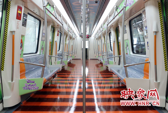 裝飾一新的“愛(ài)情專(zhuān)列”