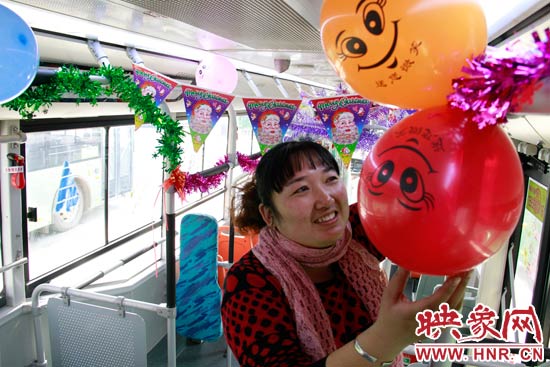 鄭州快速公交B3區(qū)間線車長(zhǎng)李鵬云在車廂里懸掛氣球，布置圣誕車廂，營(yíng)造歡樂(lè)圣誕氛圍