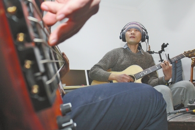 抱著吉他撥弄琴弦，子芙唱著自己的音樂(lè)。