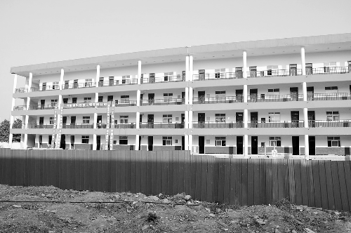 被平移的教學(xué)樓有四層，總重達(dá)6000多噸