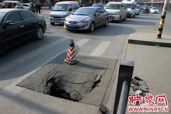南陽路農業(yè)路出現(xiàn)深坑，近看是因為瀝青充當窨井蓋所致