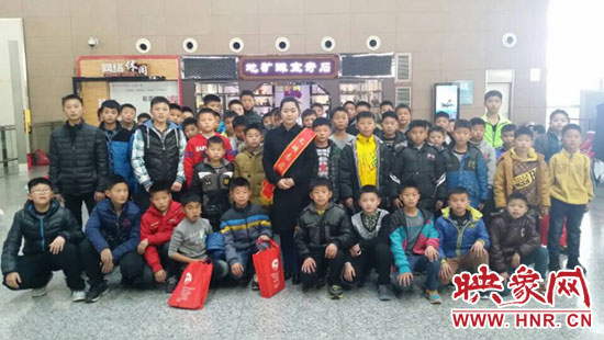 在沒有家長的陪同下，這些孩子將獨(dú)自踏上回家的路。