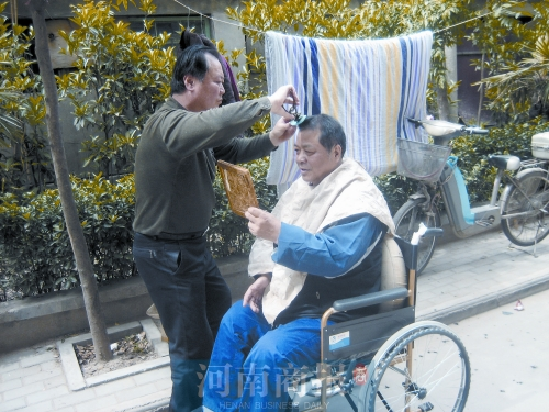 2011年8月18日，老鄰居給高新海剪發(fā)