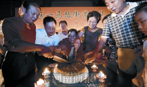 2008年9月14日，老鄰居們?yōu)楦咝潞Ｅe辦中秋賞月會(huì) 井勇/供圖