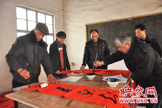 鞏義市魯莊鎮(zhèn)農(nóng)民書法愛(ài)好者正在寫春聯(lián)。