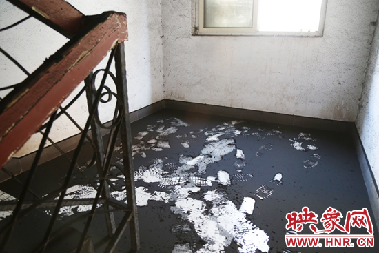 一樓到六樓的樓道內(nèi)都是黑色的煙塵。