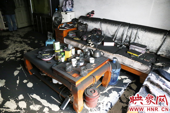 一樓住戶的家中到處都是黑煙灰兒，無(wú)法居住。