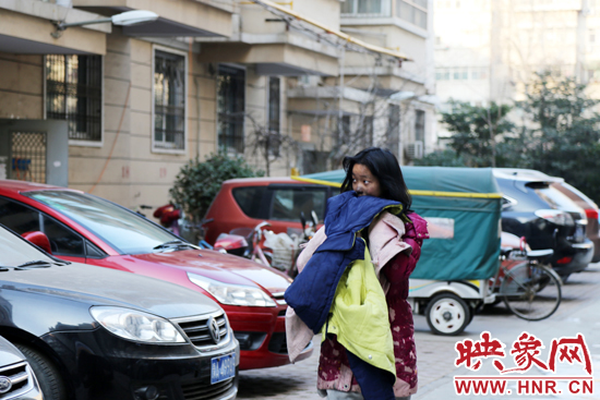 一名女孩的面容被熏黑。