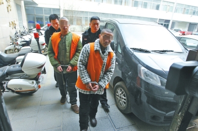 倆刑釋男子，冒充“富二代”，微信搜附近的人，專搶出入娛樂場所女性