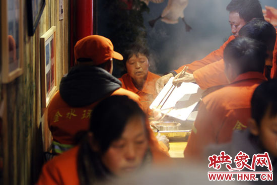 鄭州黃河路衛(wèi)生路附近一家火鍋店，宴請(qǐng)130名環(huán)衛(wèi)工人吃火鍋。