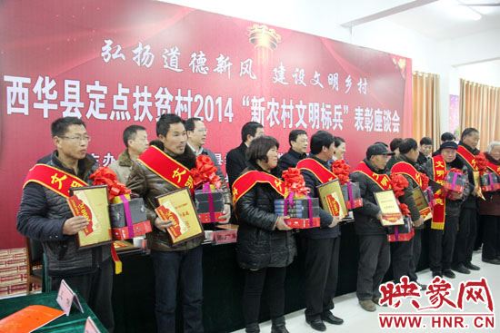 活動(dòng)現(xiàn)場(chǎng)，領(lǐng)導(dǎo)們向獲得“文明好家庭”、“文明好孝賢”、“文明好青年”、“文明好媳婦”、“文明好學(xué)生”