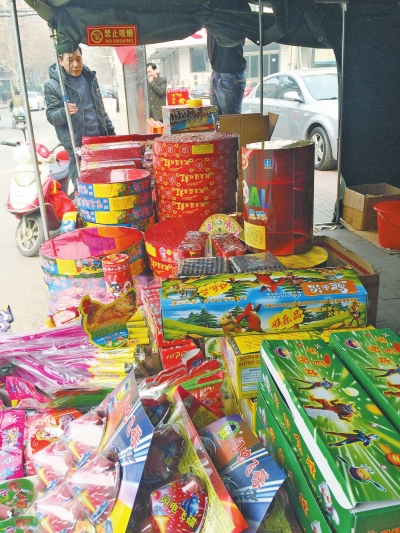 　鞭炮攤兒主售賣的煙花爆竹種類齊全。