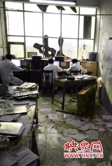 醫(yī)院辦公室內(nèi)病人病歷被扔了一地。（圖片來自網(wǎng)絡(luò)）