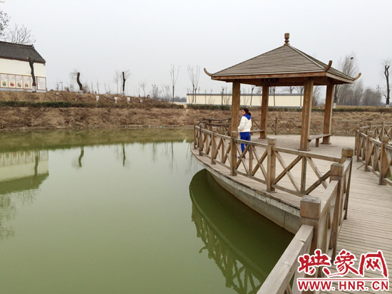 事發(fā)處就挨著亭子。