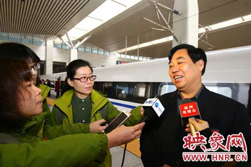 人大代表馬永芳今年帶的26的建議和議案都是關(guān)于農(nóng)村的問(wèn)題。