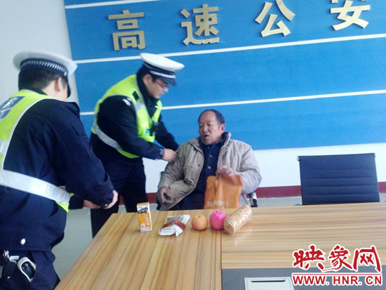 民警將老人帶回駐地。