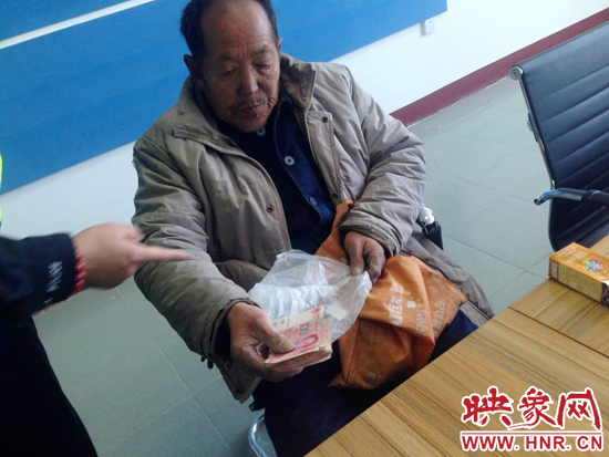 在把老人帶回駐地后，老人竟又從身上掏出幾千元現(xiàn)金要塞給民警。