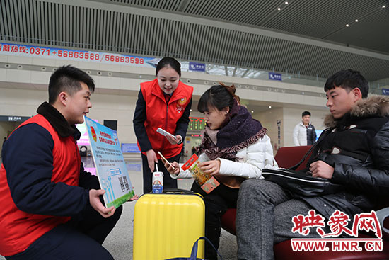 邀請(qǐng)旅客掃二維碼參加活動(dòng)。