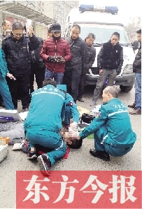 路人輪流幫醫(yī)護人員托舉吊瓶