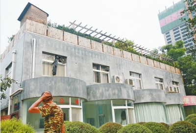 一樓是公廁，綠化后的樓頂開(kāi)了個(gè)露天燒烤攤