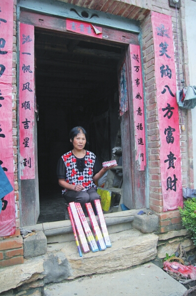 村民楊女士買來閃光雷、爆竹防衛(wèi)