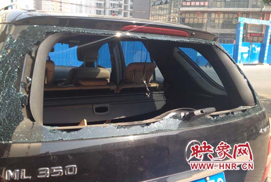 奔馳車夜停路邊被砸，損失萬元以上