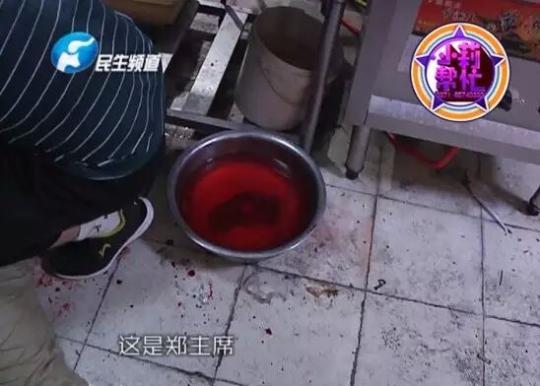 老板竟突然在廚房內(nèi)割腕自殺!發(fā)現(xiàn)意外情況后，小莉趕緊對傷者進(jìn)行包扎，并撥打了120急救電話。