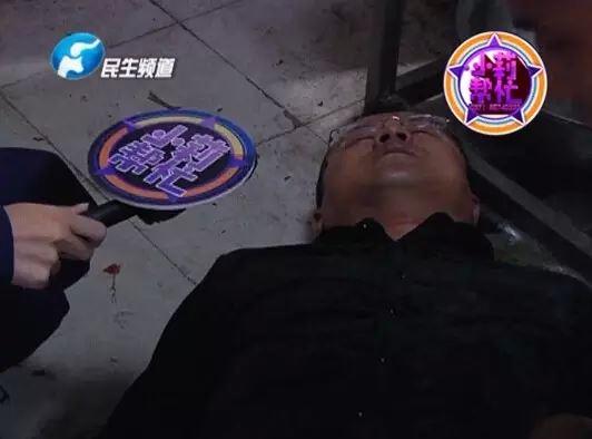 老板竟突然在廚房內(nèi)割腕自殺!發(fā)現(xiàn)意外情況后，小莉趕緊對傷者進(jìn)行包扎，并撥打了120急救電話。