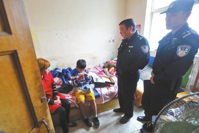 民警將小寶帶到他母親（紅衣女子）的住處，小寶拿出新鞋玩了起來。